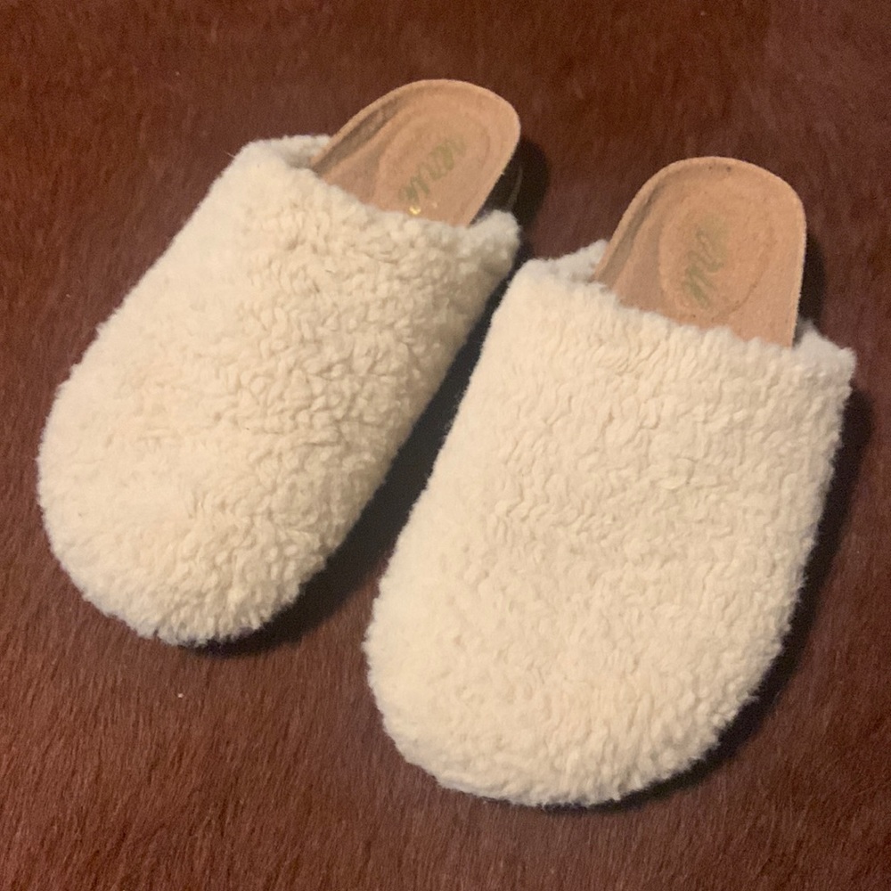Aerie cream Sherpa clogs. Size 6. Tags still on.